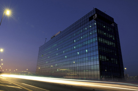 Le "paquebot de verre", siège de la CMA-CGM, vu de nuit